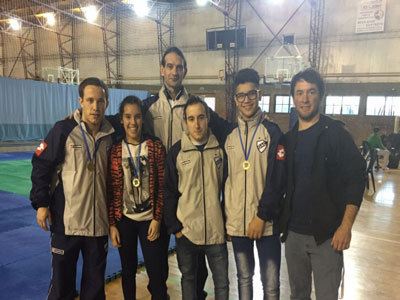 Los chicos judocas junto a su entrenador, Flavio Molinaro.