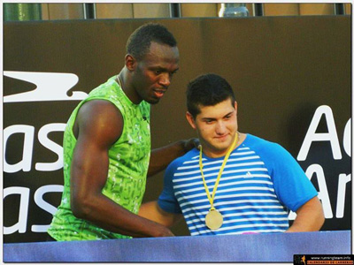 Gómez, al momento de recibir su reconocimiento de manos de Bolt.