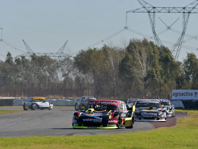 El auto del Quilmes Plas Racing marcando el ritmo en La Plata.