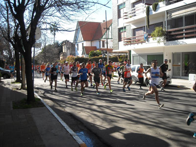 Una gran cantidad de atletas corrieron por las calles de la ciudad.