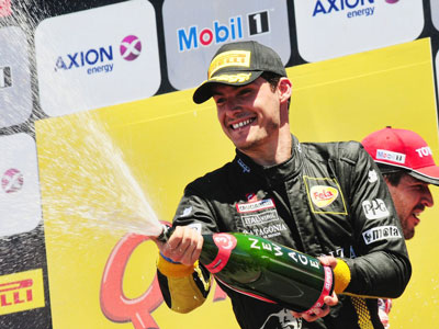 Festejo con champagne de Damián Fineschi en el podio de Río Negro.