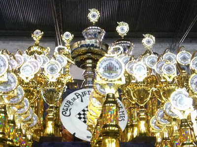 Muchos trofeos y copas para los que participaron de la Copa Quilmes Aniversario.