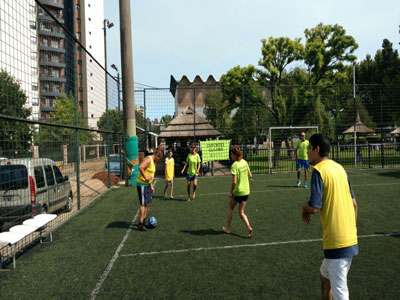 Los chicos disfrutando de un partido de fútbol en las instalaciones del QAC.