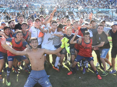 Futbolistas del QAC y auxiliares celebran la permanencia en la B Nacional.