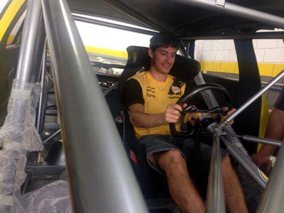 Damián Fineschi prueba la butaca de su auto para esta temporada del STC2000.