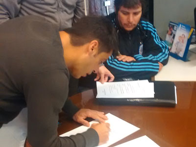 El presidente de la Unión de Clubes de Quilmes firmando la nota presentada a Edesur.