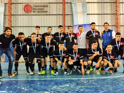 Los varones del Futsal y una de las medallas de Plata conseguidas por la UNQ.