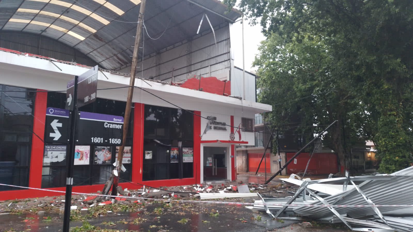 El Club Juventud de Bernal sufrió graves destrozos producto de los feroces vientos que provocaron voladuras de techos y caídas de árboles y postes en todo el distrito.