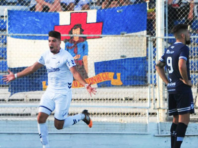 Alex Silva festeja su gol, el del triunfo de Quilmes en Madryn.