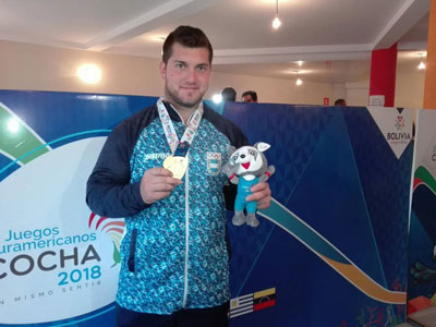 Joaquín Gómez disfruta de la medalla conseguida en Cochabamba.