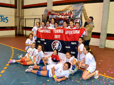 Las chicas del Mariano festejan el campeonato logrado en la última fecha.