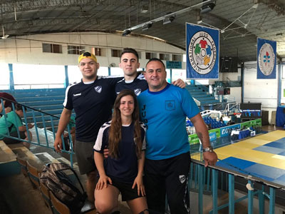 Los chicos y el entrenador, en el estadio donde se desarrolló el torneo en Corrientes.