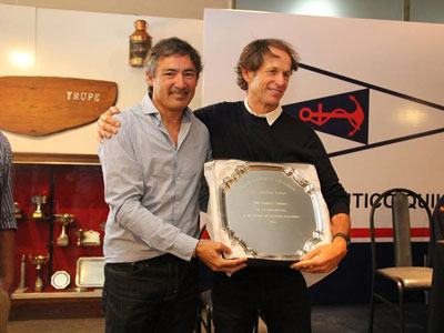 Santiago Lange recibe la plaqueta de parte del vice del club, Marcelo Diñeiro.