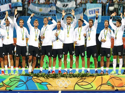Momento histórico del deporte argentino: Los Leones con la medalla de Oro.