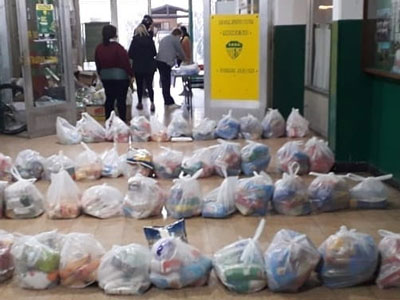 Muchas bolsas con donaciones, que fueron repartidas por distintos comedores.