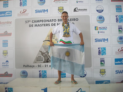 Omar Pineda en lo más alto del podio del campeonato nacional brasilero.