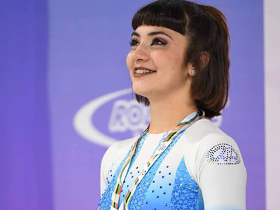 Chiara Girón disfrutando en el podio de su medalla de plata en el Mundial.