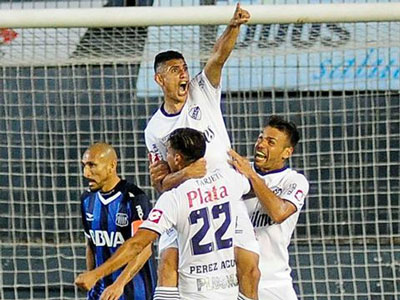 Orihuela celebra su gol, el de la vuelta al triunfo de Quilmes.