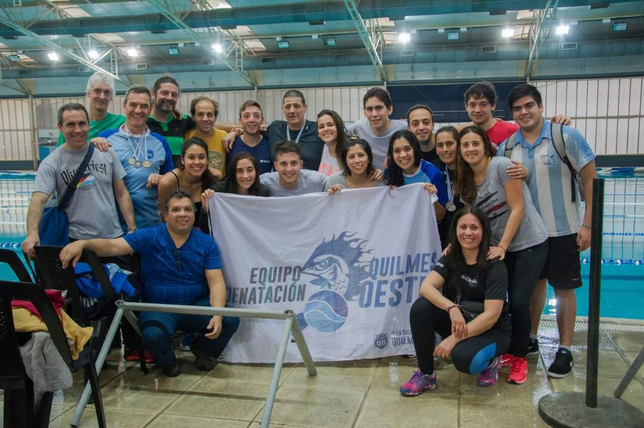El grupo de natación Master del Quilmes Oeste, disfrutando sus logros.