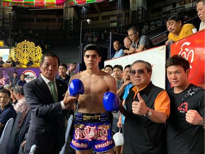 #MuayThai | Ricardo Bravo debutó en Tailandia con un contundente nocáut para comenzar a soñar en un nuevo título. #ConquistóBangkok #IharaDojo #DeportesEnQuilmes