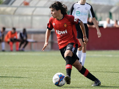 Luka Romero vistiendo la camiseta de su club, el RCD Mallorca.