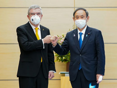 Saludo entre autoridades, en la visita del presidente del Comité Olímpico a Japón.