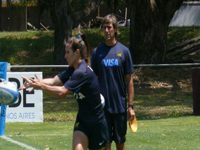 Yamila Otero pasando una pelota, en la concentración del seleccionado.