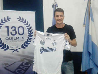González muestra su nueva camiseta, después de la firma en la sede social.