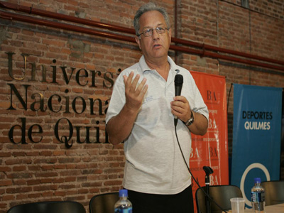 El reconocido y exitoso Julio Velasco dando la charla en la UNQ.