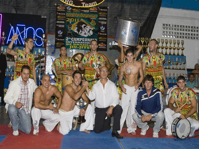 Braun, el organizador, junto a gente de la Subsecretaría de Deportes y el grupo de Capoeira.