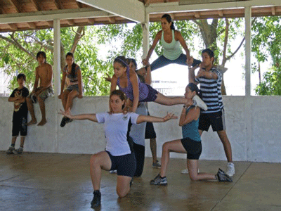 Entre las diferentes tareas, los chicos práctican actividades físicas con distintos profesores.