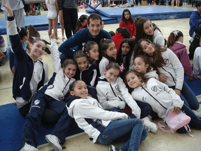 El grupo de nenas, junto a su entrenador Ignacio Errecarte.