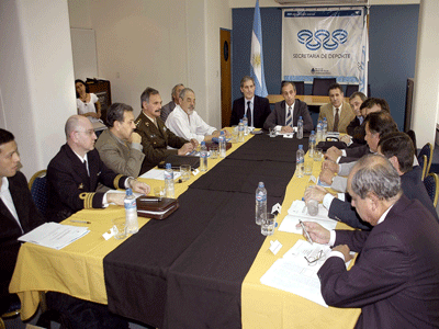 Morresi se dirige a los representantes del Consejo de Coordinación durante el encuentro.