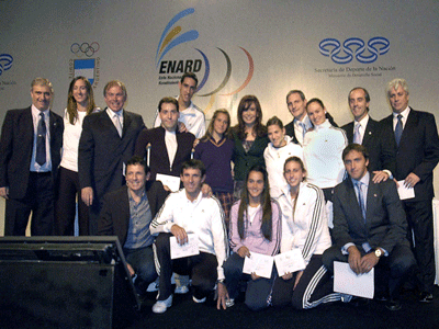 La presidenta junto a dirigentes y deportistas, tras el anuncio.