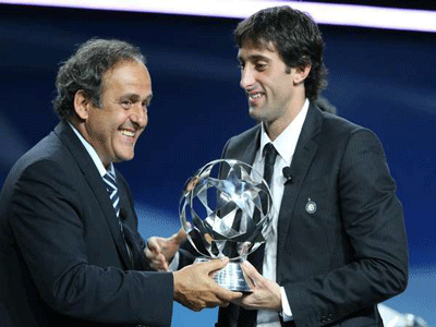 Milito recibe el premio de manos de Michel Platini.