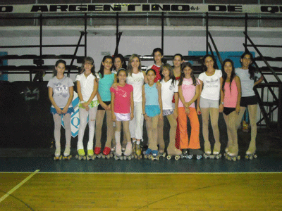 Spadaccini junto a un grupo de alumnas en el Microestadio de Argentino.