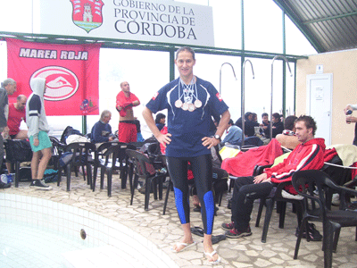 Muchas medallas en el cuello del nadador quilmeño.