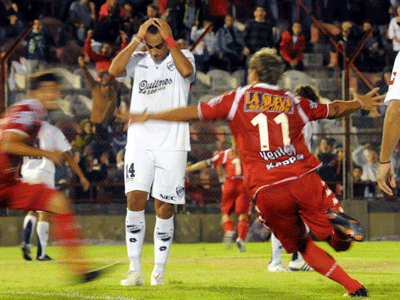 Seba Martínez se agarra la cabeza, tras la falla en el primer gol.