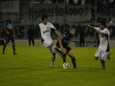 Meza Sánchez y López buscan la pelota. Quilmes jugó bien y ganó merecidamente en Jujuy.