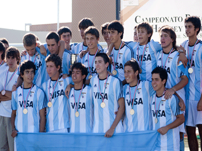 Luego de la premiación, los argentinos disfrutan de sus medallas.