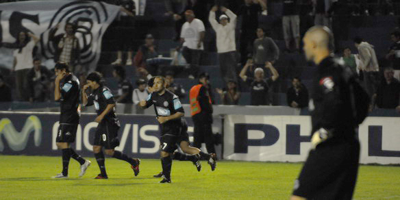 Independiente festeja el primer gol y Pontiroli los mira.