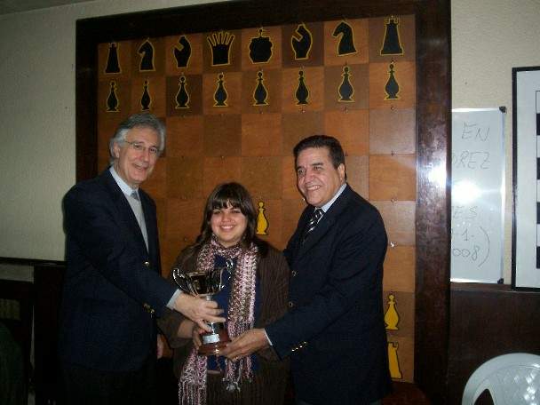 Plazaola en el momento de recibir uno de sus trofeos de campeona argentina.