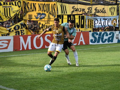 Diego García defiende la pelota ante Elías Martinez en el partido jugado en Casanova.