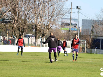 Derrota del QAC ante Fénix de Uruguay, en amistoso disputado en el predio juvenil.