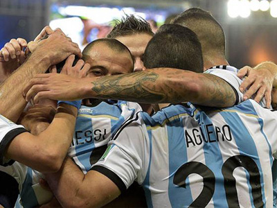 FUTBOL: Con un planteo demasiado defensivo, la Selección debutó en el Mundial con un triunfo 2 a 1. El análisis del quilmeño Agüero.