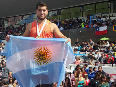 Joaquín levantando la bandera argentina en el Estadio Nacional de Chile.