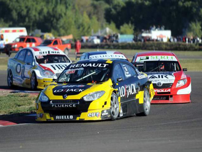 El Renault de Giallombardo se quedó en el medio de la carrera.