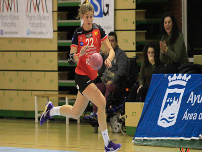 Elke va picando una pelota en el partido en el que cayó el Málaga Costa del Sol.