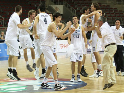 El equipo celebrando una de las buenas victorias conseguidas en el torneo.
