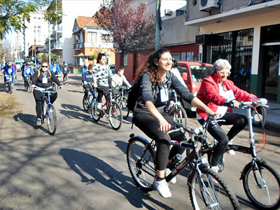 CICLISMO: Las calles quilmeñas fueron copadas por una gran bicicleteada familiar.